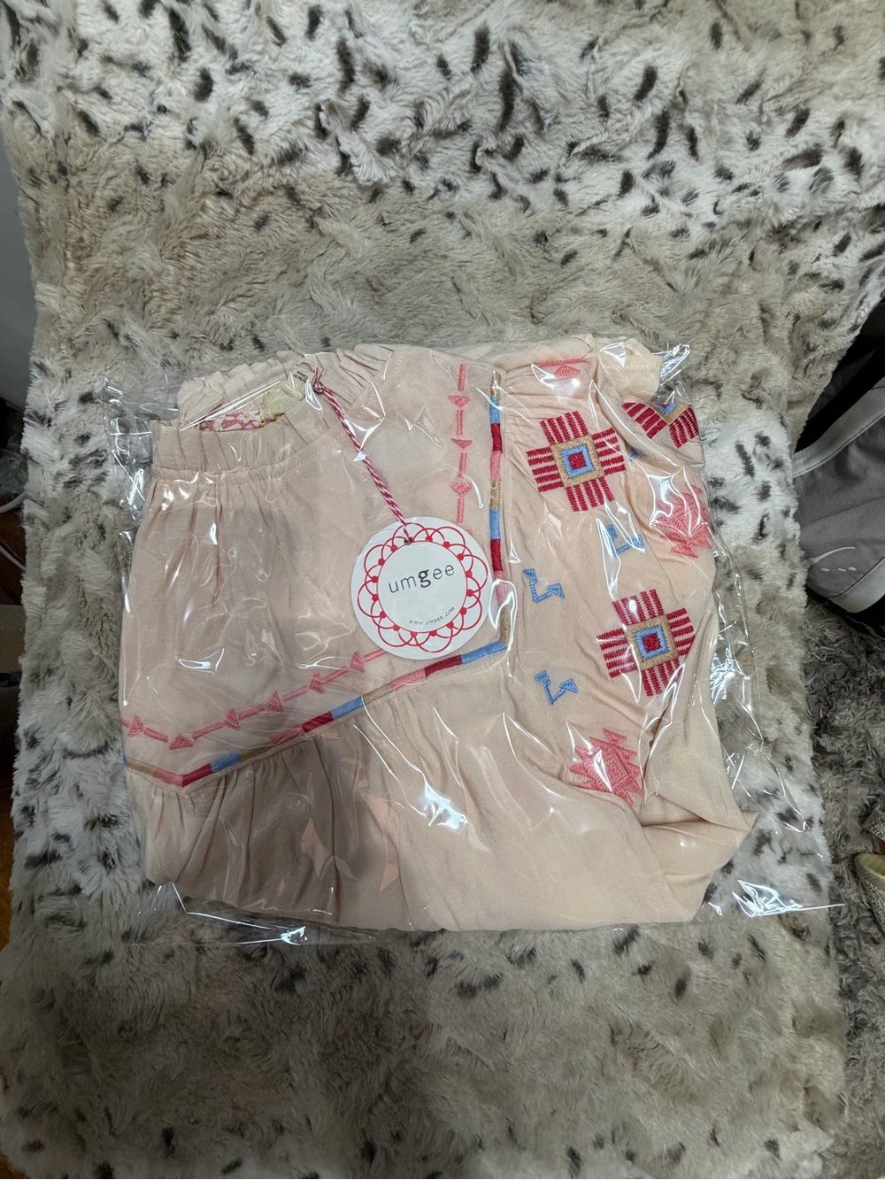 Umgee Cream Blouse with Pink & Blue Embroidery Size M - Picture 11 of 11